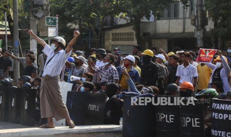  Para pengunjuk rasa meneriakkan slogan-slogan saat mereka berkumpul di jalan selama protes antikudeta di Mandalay, Myanmar, 5 Maret 2021. Protes antikudeta terus berlanjut pada 5 Maret meskipun tindakan keras terhadap demonstran semakin meningkat oleh pasukan keamanan. Lebih dari 50 orang tewas dalam tindakan keras oleh pasukan keamanan sejak kudeta militer pada 1 Februari 2021.