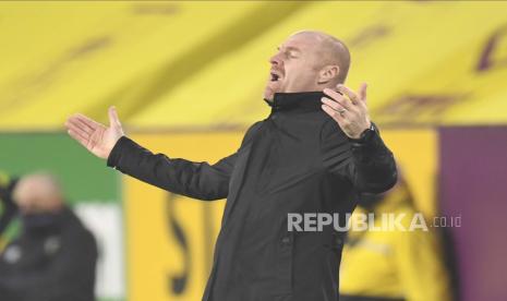 Manajer Burnley Sean Dyche bereaksi selama pertandingan sepak bola Liga Premier Inggris antara Burnley dan Leicester City di stadion Turf Moor di Burnley, Inggris, Rabu, 3 Maret 2021. 