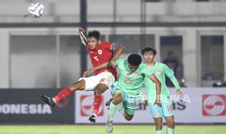 Pesepak bola Timnas U-20 Indonesia Dony Tri Pamungkas (kiri) berebut bola dengan pesepak bola Timnas U-20 China Su Yuliang (kedua kanan) dalam pertandingan persahabatan internasional di Stadion Madya, Gelora Bung Karno (GBK), Senayan, Jakarta, Jumat (22/3/2023). Pertandingan berakhir imbang dengan skor 1-1. ANTARA FOTO/M Risyal Hidayat/Spt.