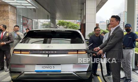 Hyundai Motor Indonesia menghadirkan Ultra Fast Charging Station tercepat pertamanya di Indonesia di Plaza Indonesia, Jakarta Pusat, Kamis (9/3/2023). Usia pakai baterai lebih lama dari hasil uji lab.