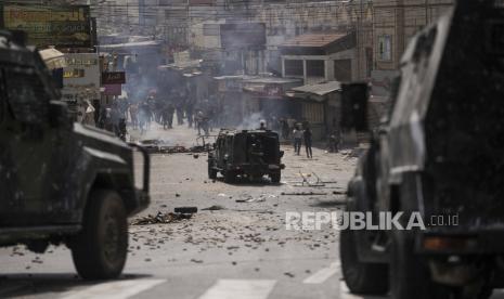 Warga Palestina bentrok dengan pasukan keamanan Palestina menyusul serangan penangkapan terhadap gerilyawan setempat, di kota Nablus, Tepi Barat, Selasa, 20 September 2022. Badan Hak Asasi Manusia (HAM) internasional atau Human Rights Watch (HRW) telah mendesak Uni Eropa (EU) untuk mengutuk kejahatan Israel terhadap kemanusiaan.