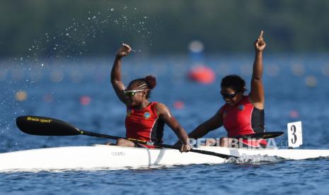 Pedayung Papua Dorsila Kumbubui dan Syome Aledayane Ningrum meluapkan kegembiraan usai finish pertama dalam final canoeing WK2 500 PON Papua di Teluk Youtefa, Papua, Rabu (29/9/2021). Pasangan Papua itu berhasil meraih emas, sementara perak direbut DKI Jakarta dan perunggu direbut Jawa Barat. 