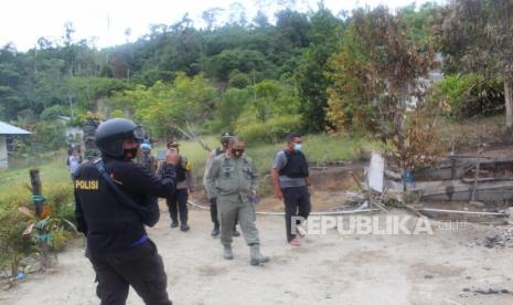 Kapolda Sulawesi Tengah Irjen Pol Abdul Rakhman Baso (kedua kanan) meninjau lokasi serangan yang diduga dilakukan oleh kelompok teroris Mujahidin Indonesia Timur (MIT) pimpinan Ali Kalora di Dusun Lewonu, Desa Lemban Tongoa, Kecamatan Palolo, Kabupaten Sigi, Sulawesi Tengah, Sabtu (28/11/2020). Serangan yang diduga dilakukan kelompok teroris MIT pimpinan Ali Kalora yang terjadi pada Jumat (27/11/2020) tersebut menewaskan empat orang warga, beberapa rumah warga dibakar dan mengakibatkan warga mengungsi ke tempat yang aman. Hingga kini aparat TNI dan Polri yang tergabung dalam Satgas Tinombala bersama Kepolisian setempat masih berupaya mengejar para pelaku. 