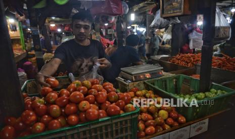 Pedagang menanta buah tomat yang dijual di Pasar Senen, Jakarta, Senin (15/1/2024). Harga tomat di pasar terpantau mengalami kenaikan yang cukup tinggi. Harga tomat melonjak dari harga biasanya Rp 20 ribu perkilogram menjadi Rp 30 ribu perkilogram. Menurut informasi pedagang kenaikan tersebut diakibatkan oleh musim hujan dan gagal panen. Tomat -tomat tersebut berasal dari Jawa Barat seperti Bandung dan Garut.