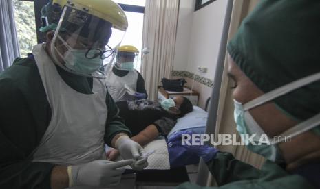 Petugas kesehatan memasang alat kontrasepsi jenis implant kepada warga akseptor di RSUD Ciracas, Jakarta, Senin (29/6/2020). 