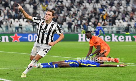 Pemain Juventus Federico Chiesa berselebrasi setelah mencetak gol 1-0 pada pertandingan sepak bola Grup H Liga Champions UEFA antara Juventus FC vs Chelsea FC di Allianz Stadium di Turin, Italia,Kamis (30/9) dini hari WIB.