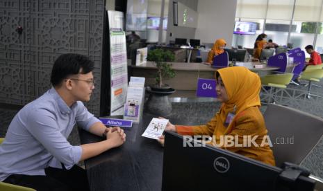 Seorang calon nasabah menerima penjelasan dari customer service mengenai produk pembiayaan multiguna PT Bank Muamalat Indonesia Tbk di Jakarta, Kamis (22/2).  Bank Muamalat menargetkan outstanding pembiayaan multiguna meningkat sekitar 125 persen year on year pada 2024. Selain itu, kontribusi pembiayaan multiguna diharapkan dapat mencapai sekitar 20 persen dari total portofolio pembiayaan konsumer Bank Muamalat. 