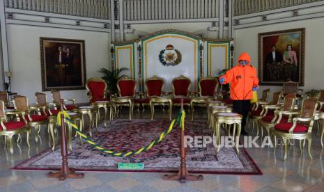 Kirab Malam Satu Sura di Surakarta Ditiadakan. Petugas Badan Penanggulangan Bencana Daerah (BPBD) Solo menyemprotkan cairan disinfektan di Keraton Mangkunegaran Solo, Jawa Tengah. Penyemprotan tersebut dilakukan untuk antisipasi penyebaran COVID-19 di kawasan wisata Keraton Mangkunegaran Solo