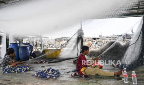 Nelayan memperbaiki jaring ikan yang rusak di kawasan Kalibaru, CIlincing, Jakarta Utara, Rabu (8/6/2022). Badan Meteorologi, Klimatologi dan Geofisika (BMKG) memprediksi bahwa hampir sepanjang hari ini, Kamis (25/2022), cuaca Jakarta diprediksi tidak akan turun hujan. 