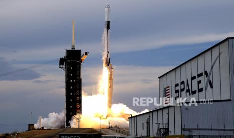 Dalam laporan yang dirilis SpaceX, para pegawai dan mantan pegawai SpaceX menilai kasus-kasus cedera terjadi akibat tenggat waktu agresif yang diberikan oleh CEO Elon Musk. 