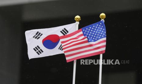  Bendera Korea Selatan dan Amerika Serikat berkibar di luar Museum Nasional Sejarah Kontemporer Korea di Seoul, Korea Selatan, Selasa (25/4/2023). Presiden Korea Selatan Yoon Suk Yeol saat ini sedang mengunjungi Amerika Serikat dan akan mengadakan pertemuan dengan Joe Biden.