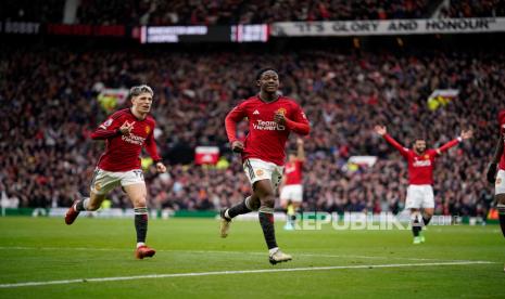 Pemain Manchester United Kobbie Mainoo melakukan selebrasi seusai mencetak gol pada pertandingan sepak bola Liga Premier Inggris antara Manchester United dan Liverpool di stadion Old Trafford, Manchester, Ahad (7/4/2024). Pertandingan berakhir imbang 2-2. Gol MU dicetak Bruno Fernandes di menit ke-50 dan Kobbie Mainoo menit ke-67. Sementara itu Liverpool mencetak gol lewat Luis Diaz menit ke-23 dan Mohamed Salah menit ke-84.