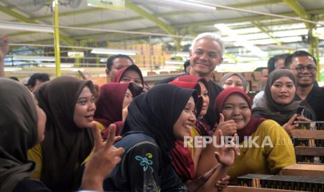 Pekerja perempuan berfoto saat Calon Presiden Nomer Urut 3, Ganjar Pranowo berkampanye dengan mengunjungi Pabrik Rokok Kretek di Yogyakarta, Selasa (19/12/2023). Dalam kampanyenya, Ganjar Pranowo berkeliling menyapa pekerja yang mayoritas perempuan. Usai  berkeliling Ganjar menyampaikan bahwa jika terpilih menjadi Presiden dia akan berkomitmen untuk menaikkan tarif cukai hasil tembakau.