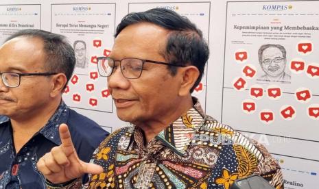 Mantan Menteri Koordinator Politik, Hukum, dan Keamanan (Menkopolhukam), Mahfud MD menanggapi rapat paripurna Kabinet Indonesia Maju yang membahas program makan siang gratis milik Prabowo Subianto-Gibran Rakabuming Raka, di Bentara Budaya, Jakarta, Senin (26/2/2024). 