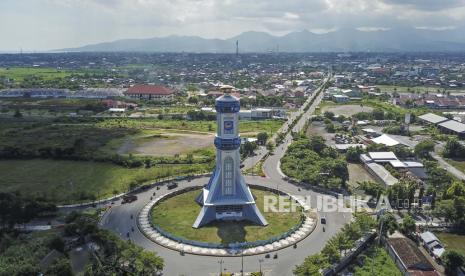 Foto udara kawasan tugu Mataram Metro di Mataram, NTB, Selasa (2/6/2020). Berdasarkan data Dinas Kesehatan Provinsi NTB, untuk wilayah NTB masih belum memenuhi syarat untuk menerapkan tatanan normal baru karena rasio antara jumlah kasus yang terkonfirmasi positif COVID-19 dengan total tes yang dilaksanakan di masyarakat atau 