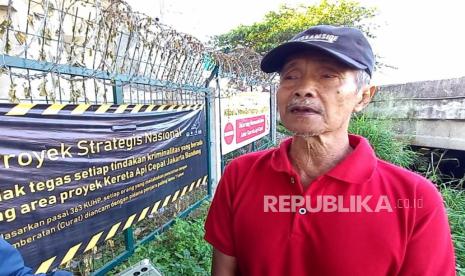 Mumut (68 tahun) pemilik kolam lele di kolong rel Kereta Cepat Jakarta Bandung di Jalan Mengger Tengah, Kelurahan Mengger, Kecamatan Bandung Kidul, Senin (22/5/2023).