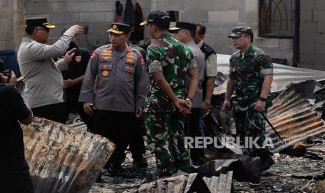 Kapolri Jenderal Pol Listyo Sigit Prabowo (kedua kiri) saat meninjau lokasi kebakaran depo Pertamina Plumpang di kawasan Rawa Badak, Jakarta, Sabtu (4/3/2023). Dari Plumpang, Kapolri mengecek langsung proses identifikasi korban kebakaran Depo Pertamina, Plumpang, Jakarta Utara di pos DVI Antemortem di Rumah Sakit (RS) Kramat Jati, Jakarta Timur, Sabtu (4/3/2023).