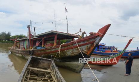 Petugas Pangkalan Pengawasan Sumber Daya Kelautan dan Perikanan (PSDKP) mengamankan satu unit kapal ikan pukat trawl (kiri) pascapenangkapan,  di dermaga Lampulo, Banda Aceh, Aceh, Kamis (28/1). Sekretaris Jenderal Kementerian Kelautan dan Perikanan (KKP) Antam Novambar mengatakan KKP tidak berkompromi terhadap praktik ilegal di sektor kelautan dan perikanan yang terjadi di wilayah perairan Indonesia.