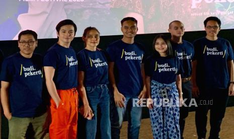 (Kiri ke kanan) produser eksekutif Iman Usman, Angga Yunanda, Sha Ine Febriyanti, sutradara Wregas Bhanuteja, Prilly Latuconsina, Omara Esteghlal, dan produser Adi Ekatama, dalam peluncuran poster film Budi Pekerti di XXI Epicentrum Jakarta, Jumat (4/8/2023). 