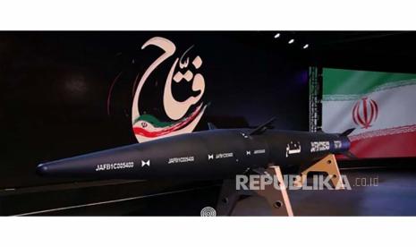 Foto selebaran yang disediakan oleh situs web resmi Garda Revolusi Iran (IRGC) (SEPAHNEWS) menunjukkan, rudal Fattah (hipersonik) buatan Iran saat  upacara pembukaan di Teheran, Iran, Selasa (6/6/2023). Menurut IRGC Iran, Iran telah menciptakan rudal hipersonik rudal yang mampu menempuh 15 kali kecepatan suara dalam jarak 1.400 km.