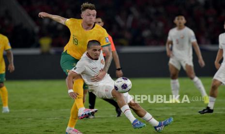 Pemain Timnas Indonesia Ragnar Oratmangoen berebut bola dengan pemain Australia saat pertandingan Kualifikasi Piala Dunia 2026 di Stadion GBK, Senayan, Jakarta, Selasa (10/9/2024). Indonesia berhasil menahan imbang Australia dengan skor 0-0.