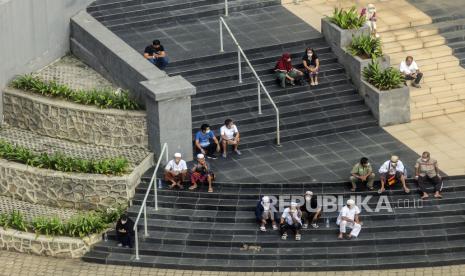 Sejumlah pasien Covid-19 saat beraktivitas di RSDC Wisma Atlet, Kemayoran, Jakarta, Senin (7/3/2022). Kemenkes kembali mencatat angka kesembuhan yang tinggi di angka 55.128, naik dibandingkan angka kesembuhan kemarin (7/3/2022) di 48.800. 