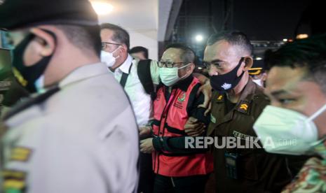 Ini Nama yang Digunakan Adelin Lis di Paspor. Foto: Buronan Kejaksaan Agung Adelin Lis dihadirkan saat konferensi pers terkait pemulangan DPO Adelin Lis di Aula Penerangan Hukum Kejaksaan Agung, Jakarta, Sabtu (19/6). Buronan kejaksaan agung selama 13 tahun tersebut ditangkap otoritas Bandara Singapura dan dipulangkan secara deportasi akibat menggunakan paspor dengan data palsu. Adelin Lis terlibat kasus pembalakan liar dan dijatuhi hukuman 10 tahun penjara serta denda Rp119 miliar oleh Mahkamah Agung pada 2008. Republika/Thoudy Badai