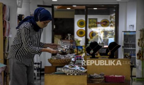 Pengelola menata produk UMKM (ilustrasi). Koperasi di Kota Sukabumi, Jawa Barat akan jadi percontohan dalam pengembangan koperasi modern.