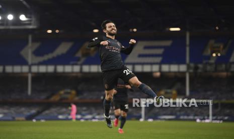 Pemain Manchester City Bernardo Silva merayakan gol ketiga timnya pada pertandingan sepak bola Liga Premier Inggris antara Everton dan Manchester City di stadion Goodison Park, di Liverpool, Inggris, Kamis (18/2) dini hari WIB. 