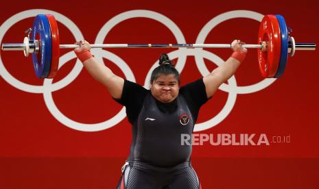 Nurul Akmal dari Indonesia mencoba untuk mengangkat 111kg dalam upaya keduanya selama bagian Snatch dari Perebutan Medali Emas Grup A +87kg Putri dari acara Angkat Besi Olimpiade Tokyo 2020, di Tokyo International Forum di Tokyo, Jepang, 02 Agustus 2021.