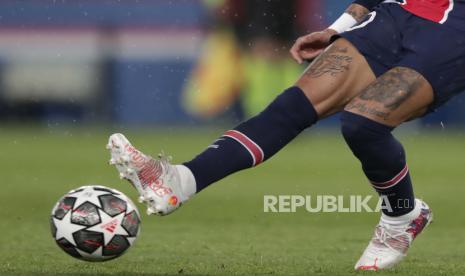 Neymar PSG mengoper bola selama pertandingan sepak bola leg pertama semifinal Liga Champions antara Paris Saint Germain dan Manchester City di stadion Parc des Princes, di Paris, Prancis, Rabu, 28 April 2021.