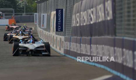 Sejumlah pebalap melaju saat balapan Formula E 2023 seri 11 di Sirkuit Ancol, Jakarta Utara, Ahad (4/6/2023).