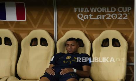 Kylian Mbappe dari Prancis duduk di bangku cadangan pada akhir pertandingan sepak bola final Piala Dunia antara Argentina dan Prancis di Stadion Lusail di Lusail, Qatar, Ahad, 18 Desember 2022.