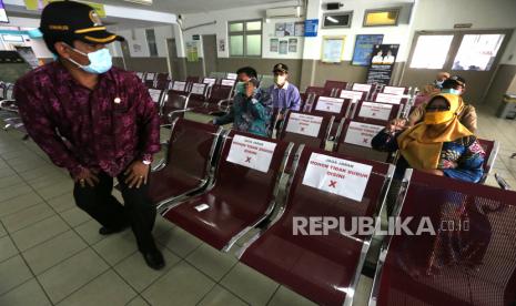 Ruang tunggu pasien rawat jalan di rumah sakit. Peneliti merekomendasikan agar zona tenang di ingkungan dalam ruangan yang berisiko tinggi, seperti ruang tunggu rumah sakit atau ruang makan, demi menekan penyebaran virus corona.