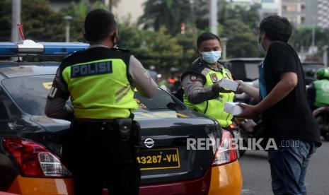 Ilustrasi. Pewarta Foto membagikan takjil kepada polisi yang bertugas di Kawasan Bundaran HI, Jakarta. Polda Metro Jaya Siapkan Program Keamanan Sambut Ramadhan