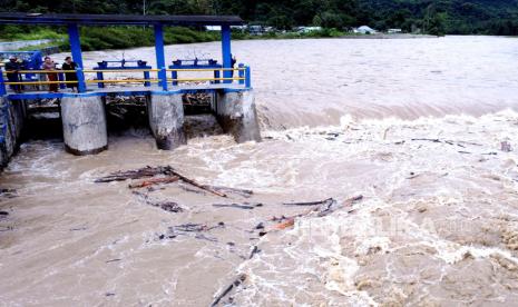 Foto aerial debit air yang naik di bendungan Alale di Suwawa, Kabupaten Bone Bolango, Gorontalo, Jumat (14/6/2024). Badan Penanggulangan Bencana Daerah (BPBD) Kabupaten Bone Bolango melalui surat keputusan Bupati Bone Bolango mengeluarkan siaga darurat bencana seiring peningkatan intensitas hujan yang melanda dan menimbulkan potensi banjir dan tanah longsor di sejumlah wilayah di daerah tersebut. 