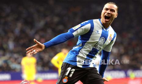 Raul de Tomas dari Espanyol berselebrasi setelah mencetak keunggulan 2-1 selama pertandingan sepak bola LaLiga Spanyol antara RCD Espanyol dan FC Barcelona di Barcelona, Spanyol, 13 Februari 2022.