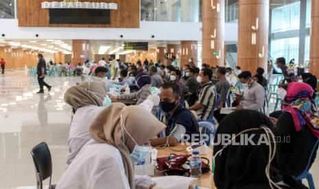 Petugas pelayanan bandara mengantre untuk mengikuti vaksinasi COVID-19 Astrazeneca tahap kedua di Lobby Baru Terminal 1 Bandara Internasional Juanda di Sidoarjo, Jawa Timur, Kamis (17/6/2021). PT Angkasa Pura I Kantor Cabang Bandara Juanda melaksanakan vaksinasi untuk 2.000 petugas pelayanan, karyawan maskapai, AirNav, petugas kebersihan, keamanan publik, dan mitra usaha lainnya. 