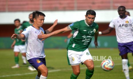 Gelandang serang PSS Sleman, Esteban Vizcarra (tengah).