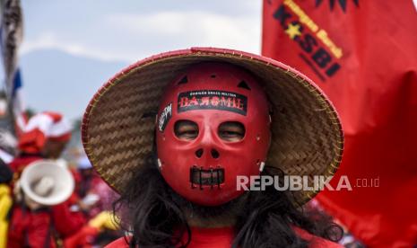 Sejumlah buruh berunjuk rasa di depan Kawasan Industri Rancaekek, Jalan Raya Rancaekek, Kabupaten Bandung, Kamis (22/10). Dalam unjuk rasa tersebut mereka menolak pengesahan UU Omnibus Law Cipta Kerja dan menuntut DPR RI dan Pemerintah untuk membuat Peraturan Pemerintah Pengganti Undang-Undang (Perppu) terkait pencabutan UU Ciptaker karena UU tersebut dianggap tidak berpihak kepada rakyat. Foto: Abdan Syakura/Republika