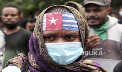 Seorang pendukung kemerdekaan Papua Barat mengenakan ikat kepala dengan warna bendera bintang kejora (Dok). Peserta konvoi Piala Dunia 2022 di Kota Sorong diingatkan untuk tidak membawa atau mengenakan atribut kelompok separatis Papua.