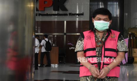 Tersangka Komisaris Utama PT Trada Alam Minera Tbk (TRAM) Heru Hidayat meninggalkan gedung KPK usai menjalani pemeriksaan oleh Tim Penyidik Kejaksaan Agung (Kejagung), di Jakarta, Rabu (6/5/2020). Heru Hidayat yang merupakan tahanan Kejaksaan Agung menjalani pemeriksaan lanjutan di KPK dalam kasus dugaan korupsi dalam pengelolaan keuangan dan dana investasi PT Asuransi Jiwasraya