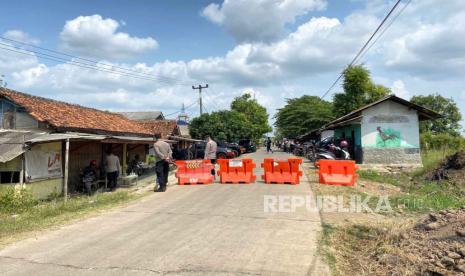 Polisi melakukan penyekatan jalan dalam menghadapi aksi unjuk rasa di Mahad Al-Zaytun, Kecamatan Gantar, Kabupaten indramayu, Kamis (6/7/2023). (Polisi melakukan penyekatan jalan dalam menghadapi aksi unjuk rasa di Mahad Al-Zaytun, Kecamatan Gantar, Kabupaten indramayu, Kamis (6/7/2023). 