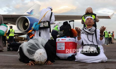 Jamaah haji melakukan sujud syukur saat tiba di Tanah Air.