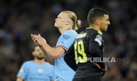 Pemain Manchester City Erling Haaland bertepuk tangan saat pertandingan sepak bola leg kedua semifinal Liga Champions antara Manchester City dan Real Madrid di stadion Etihad di Manchester, Inggris,  Kamis (18/5/2023) dini hari WIB.