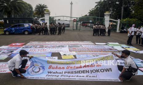 Sejumlah massa aksi yang tergabung dalam Dewan Pengurus Nasional Forum Komunikasi Nakes dan Non-Nakes Indonesia menyimpan spanduk saat unjuk rasa di kawasan Patung Kuda, Jakarta, Kamis (22/9/2022). Unjuk rasa tersebut menuntut Presiden Joko Widodo segera menerbitkan Peraturan Presidan (PP) khusus yang mengatur honorer nakes dan non nakes diangkat menjadi aparatur sipil negara. Republika/Putra M. Akbar