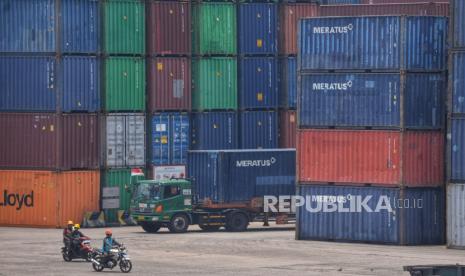 Aktivitas bongkar muat peti kemas di pelabuhan Tanjung Priok, Jakarta, Kamis (26/9/2024). 