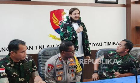 Pilot Susi Air Phillip Mark Mehrtens (atas) berbicara dalam konferensi pers terkait pembebasan dirinya dari penyanderaan Tentara Pembebasan Nasionanl Papua Barat-Organisasi Papua Merdeka (TPNPB-OPM) di  Pangkalan TNI AU Yohanis Kapiyau Timika, Kabupaten Mimika, Papua Tengah, Sabtu (21/9/2024). Philip yang merupakan WNA asal Selandia Baru itu disandera oleh kelompok bersenjata pimpinan Egianus Kogoya sejak Februari 2023 saat mendaratkan pesawat jenis Pilatus Porter PC-6 di lapangan terbang Distrik Paro, Kabupaten Nduga, Papua Pegunungan. 