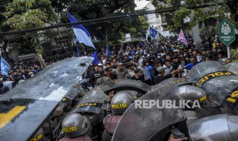 Petugas kepolisian berjaga saat berlangsungnya Aksi Bobotoh Persib Bandung di depan Graha Persib, Jalan Sulanjana, Kota Bandung, Rabu (28/9/2022). Dalam aksi tersebut mereka menuntut manajemen dan ofisial untuk membenahi sistem serta mempermudah penjualan tiket pertandingan. Republika/Abdan Syakura