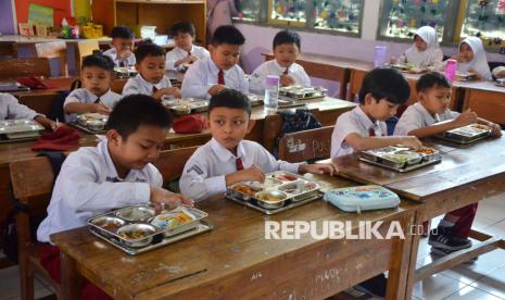 Para pelajar menikmati Makan Bergizi Gratis (MBG) di SDN 193 Caringin, Sukajadi, Kota Bandung, Jawa Barat, Senin (6/1/2025). Pelaksanaan program makanan bergizi gratis Badan Gizi Nasional ini dimulai secara bertahap di sekolah dasar hingga SMA guna memacu kualitas sarapan para pelajar.